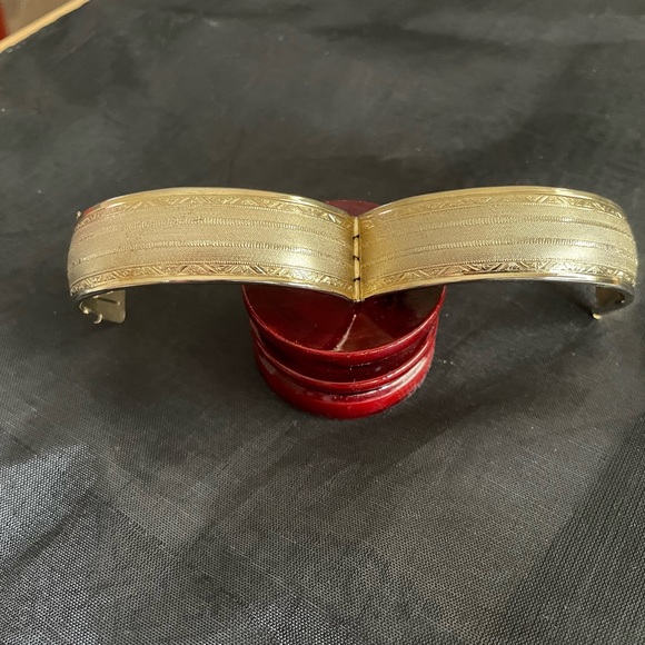 Vintage embossed shiny gold tone brass cuff bracelet with box tab clasp. - Picture 9 of 10